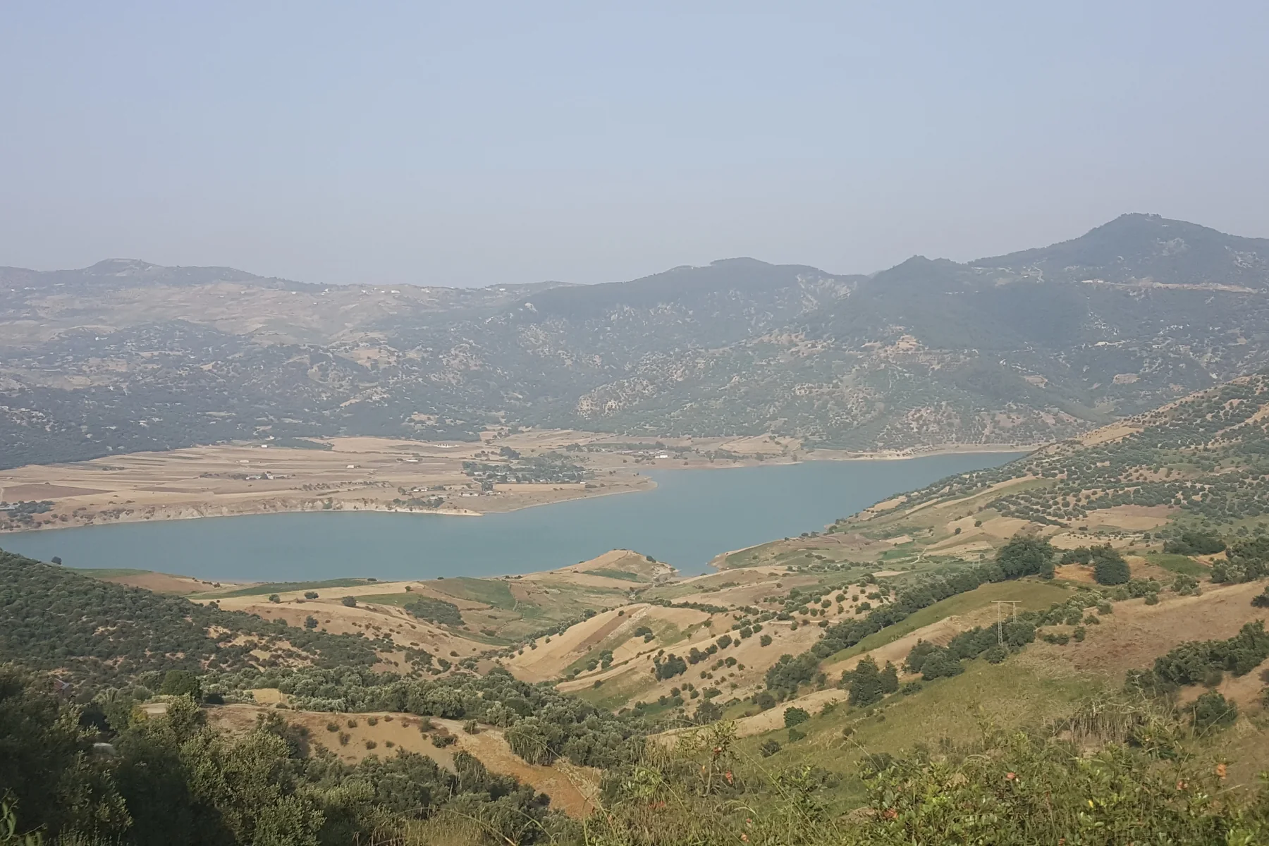 Barrage et reliefs du nord du Maroc, ambiance Asfalou