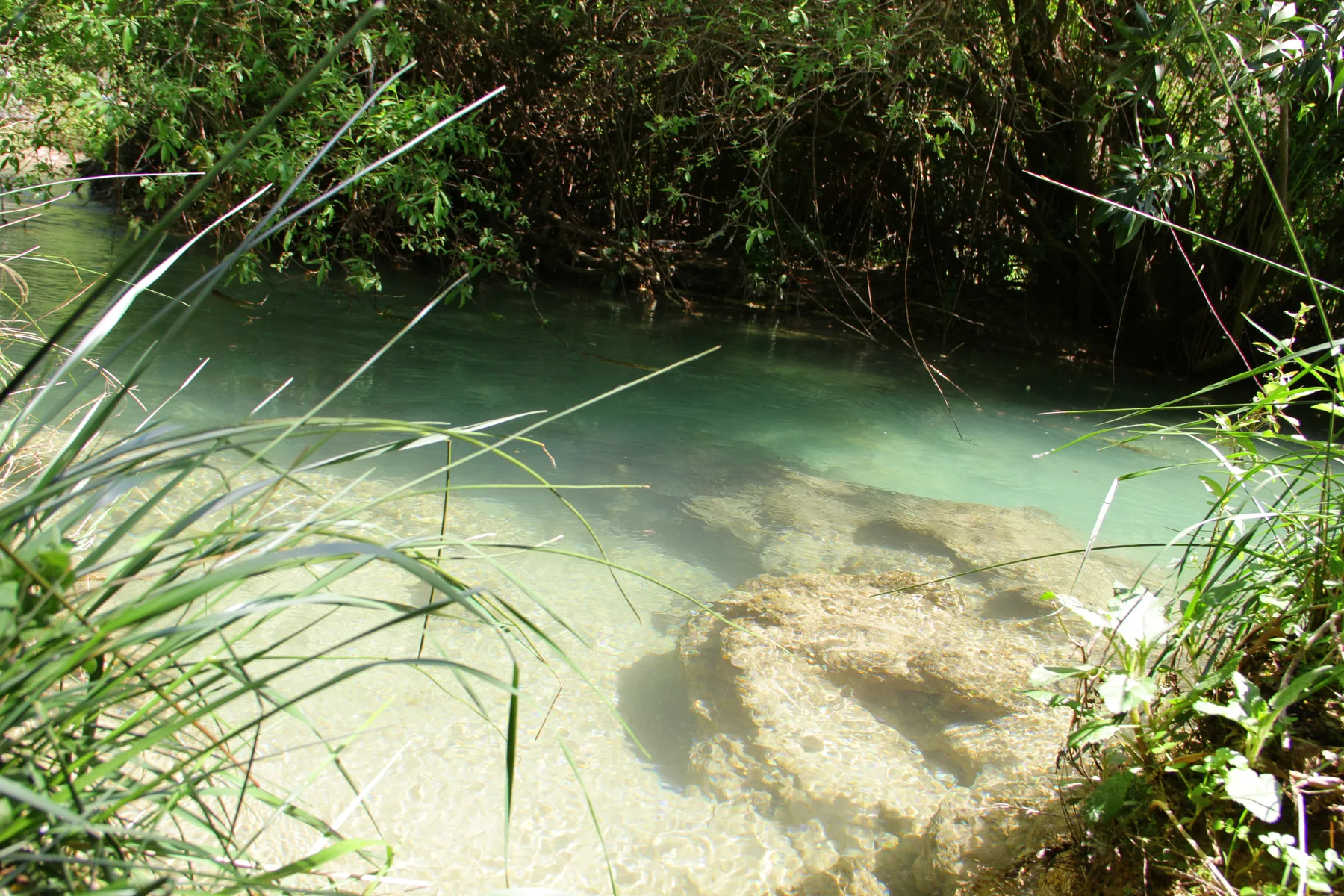 Eaux claires et rochers naturels près du Rif, ambiance Ouad El Kannar et Ifarten